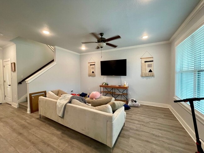 Building Photo - 4 Bed, 4 Bath Townhome for August 2024 Mov...