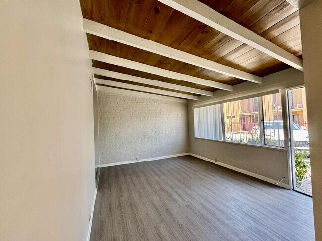 Building Photo - 1 Bedroom with private yard