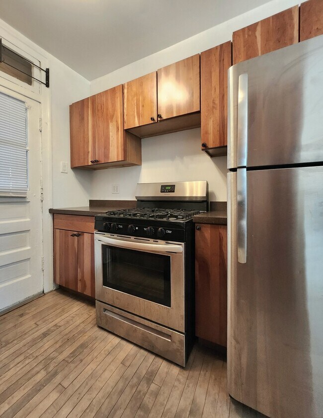 Foto del edificio - 3806 W Irving Park Rd