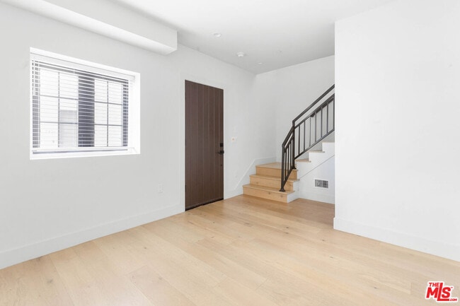 Building Photo - 736 Parkman Ave