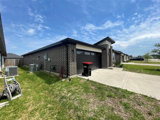 Building Photo - 3827 Sparkman Ln