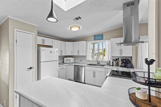 Building Photo - 611 La Jolla Cir