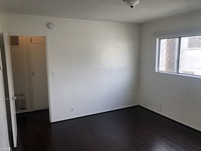 Building Photo - 1 br, 1 bath  - 5361 Russell Ave Apt 217