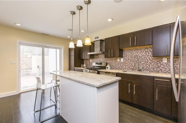 Building Photo - Stunning 3-Bed/2.5 Bath Townhouse in Fairm...