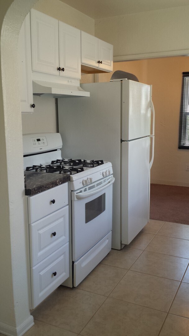 Building Photo - Summer Special $1000 REBATE! Charming stand alone cottage in gated community!