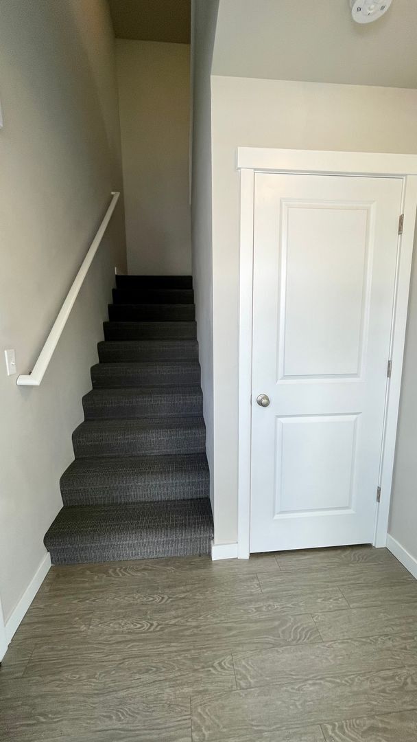 Building Photo - Beautiful 3 Bedroom Duplex with Garage!