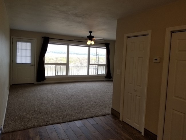 Living Room / out to balcony overlooking rive - 4910 N Galena Rd