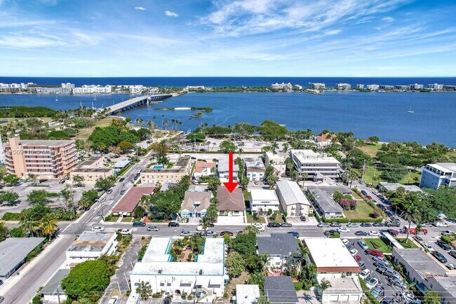Building Photo - 114 S Lakeside Dr