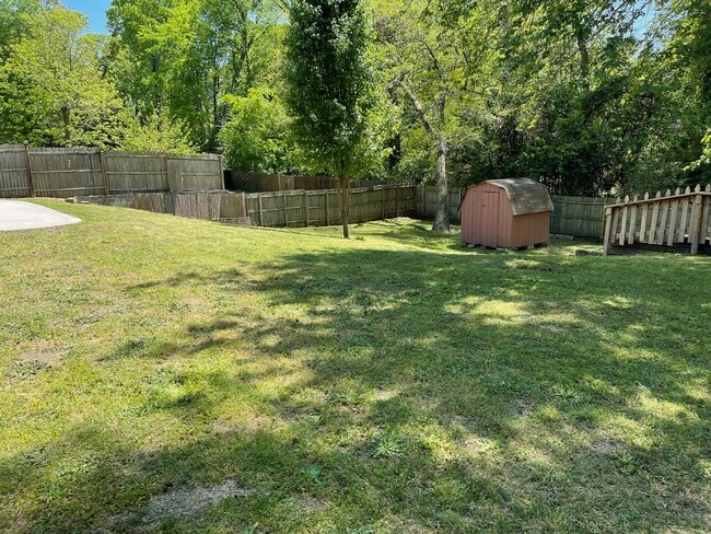 Fully fenced in backyard - 6041 Elstree Pl