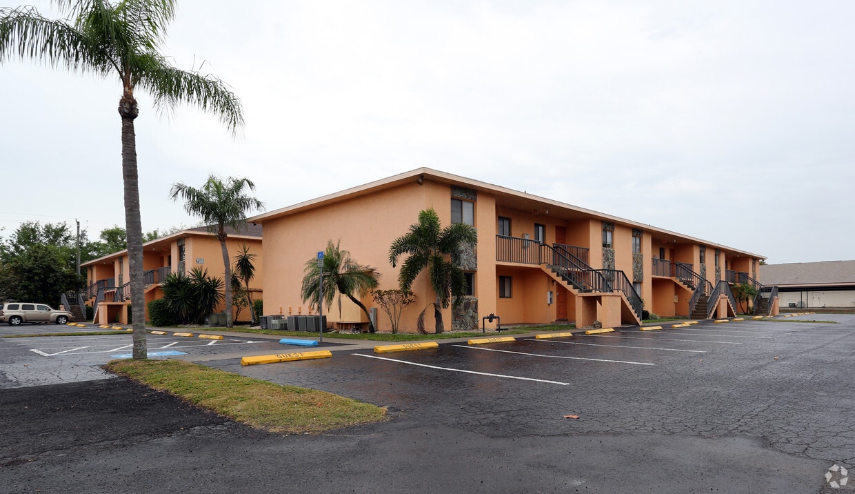 26402700 Park Windsor Dr, Fort Myers, FL 33901 Apartments in Fort