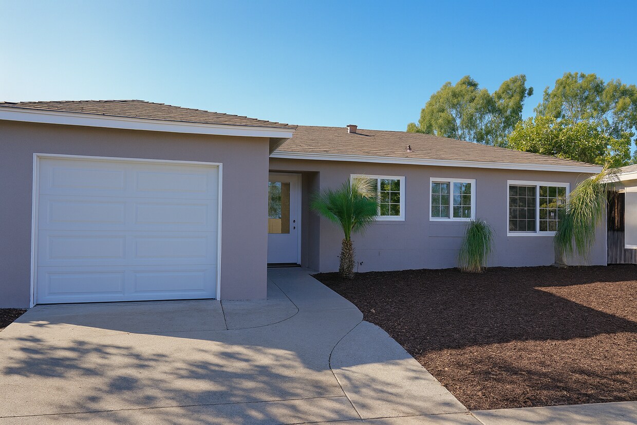 Foto principal - 7 Bed 3 Bath House on Tipton- Great for Big Groups!!