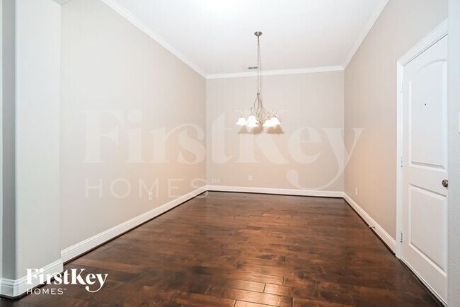 Foto del edificio - 2921 Regents Park Ln