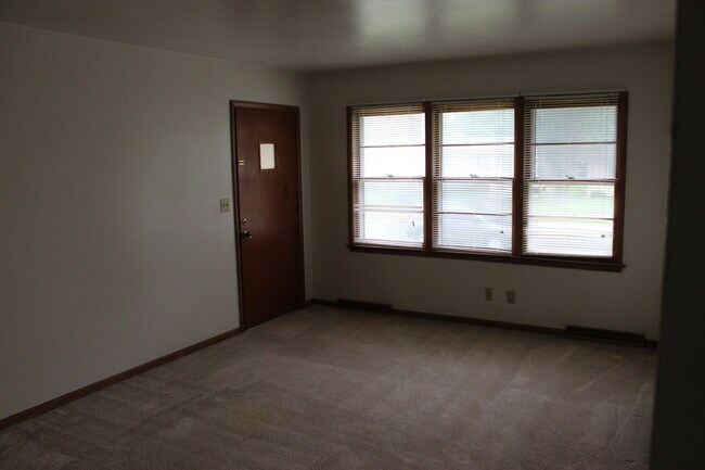 Building Photo - 2228 Melrose Avenue, Available June 10th!