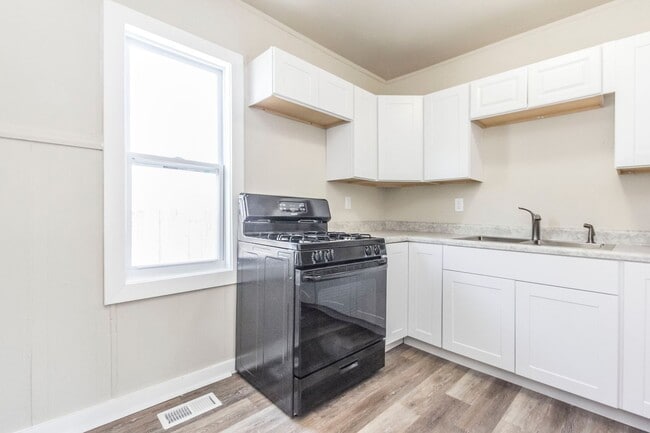 Building Photo - Newly remodeled 2 bedroom 1 bath home