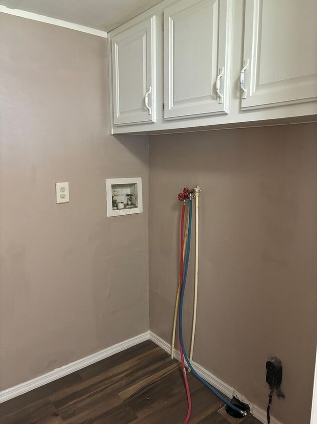 Building Photo - Great home with lots of space!