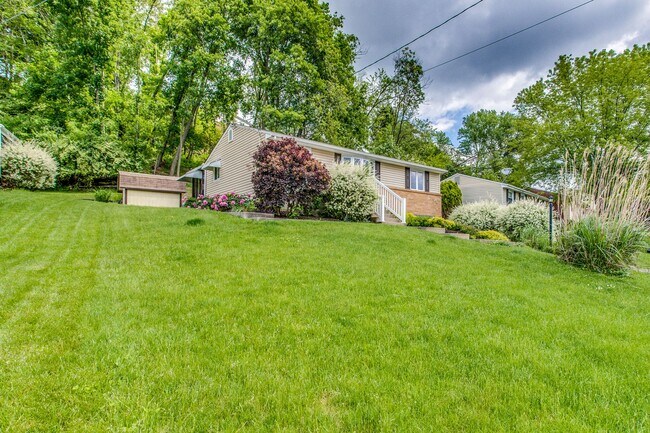 Building Photo - AVAILABLE MID-SEPTEMBER! Gorgeous 3-bedroo...