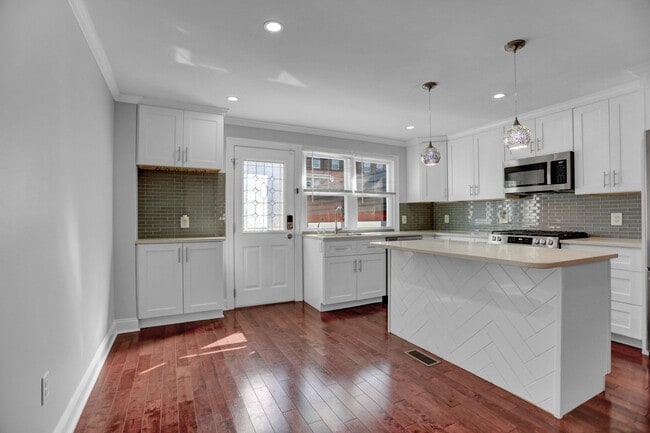 Building Photo - Renovated Beauty Ready for Immediate Occup...