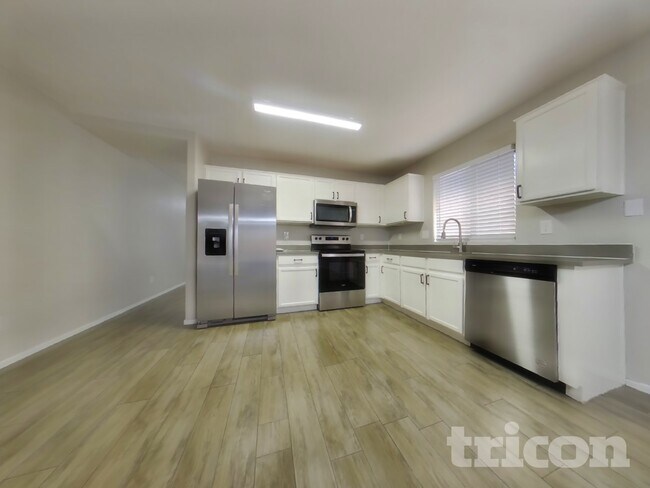 Foto del edificio - 12613 W Indianola Ave