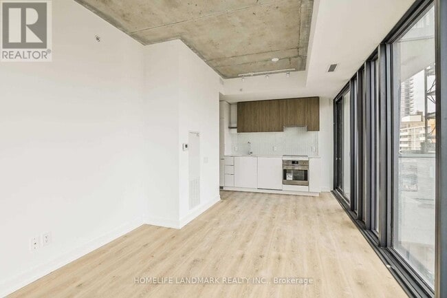 Photo du bâtiment - 161 Roehampton Ave