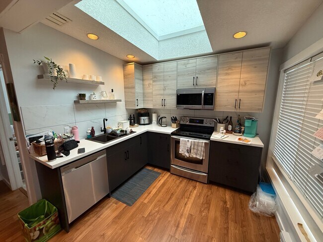 Photo du bâtiment - 566 Ruby Crescent