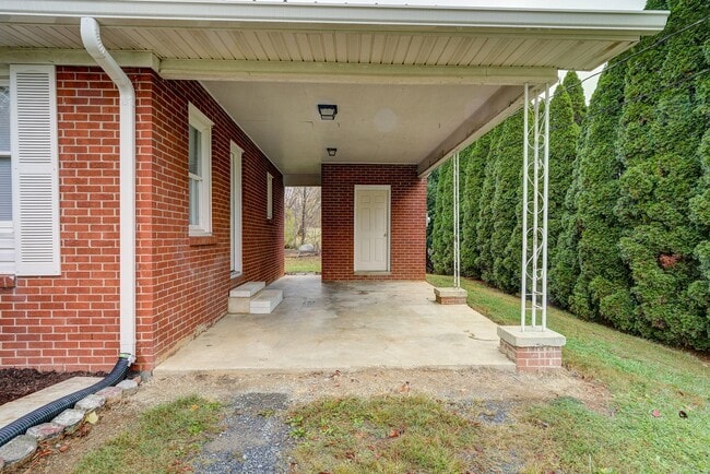 Building Photo - Newly Renovated 3 Bedroom Rental in Johnson City