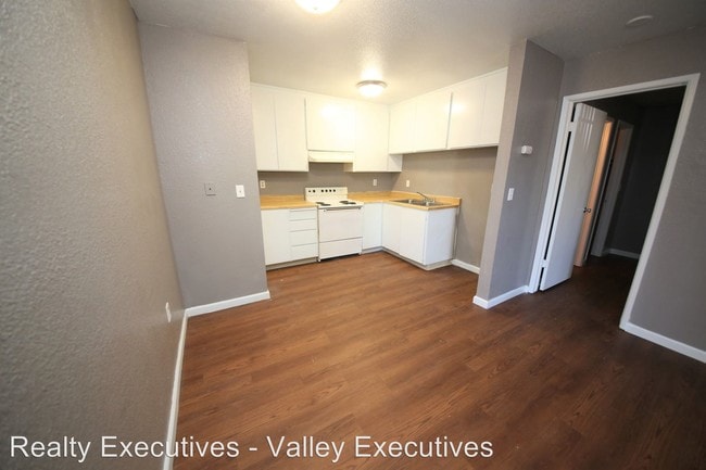 Building Photo - 1 br, 1 bath Apartment - 3939 N Pershing Ave