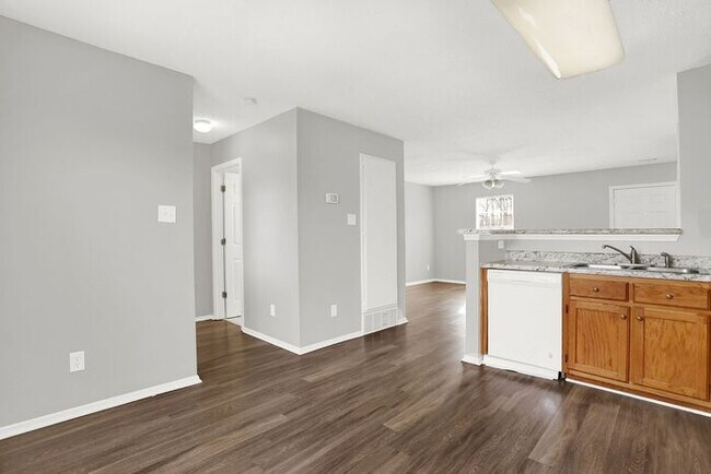 Building Photo - Two Story 2-bd/ 1.5-ba Southaven Townhome ...
