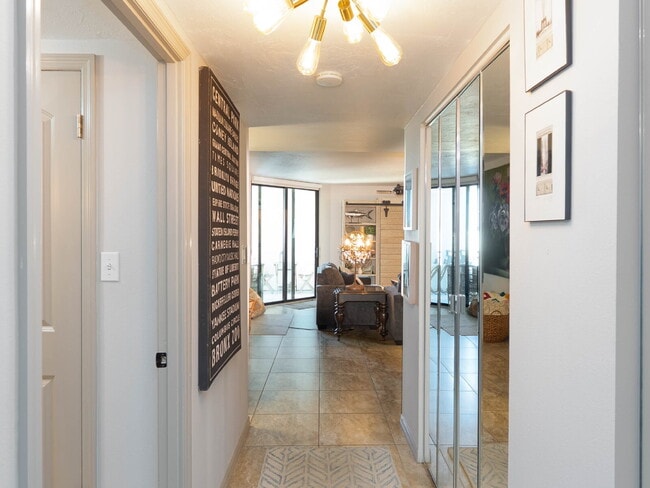 Foto del edificio - TURNKEY FURNISHED WATERFRONT RENTAL – Live the Island Life on Siesta Key