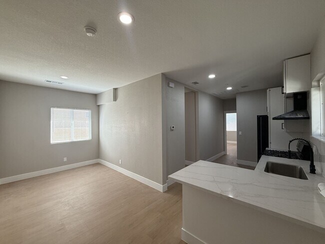 Foto del edificio - Lancaster Remodeled 3 bedroom ADU - Available Now!