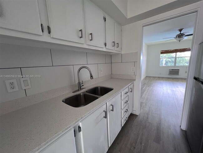 Foto del edificio - 1350 E Sample Rd