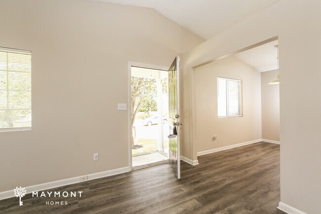 Building Photo - Charming 3 Bedroom