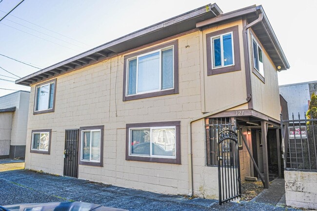 Building Photo - 121 N Wasson St