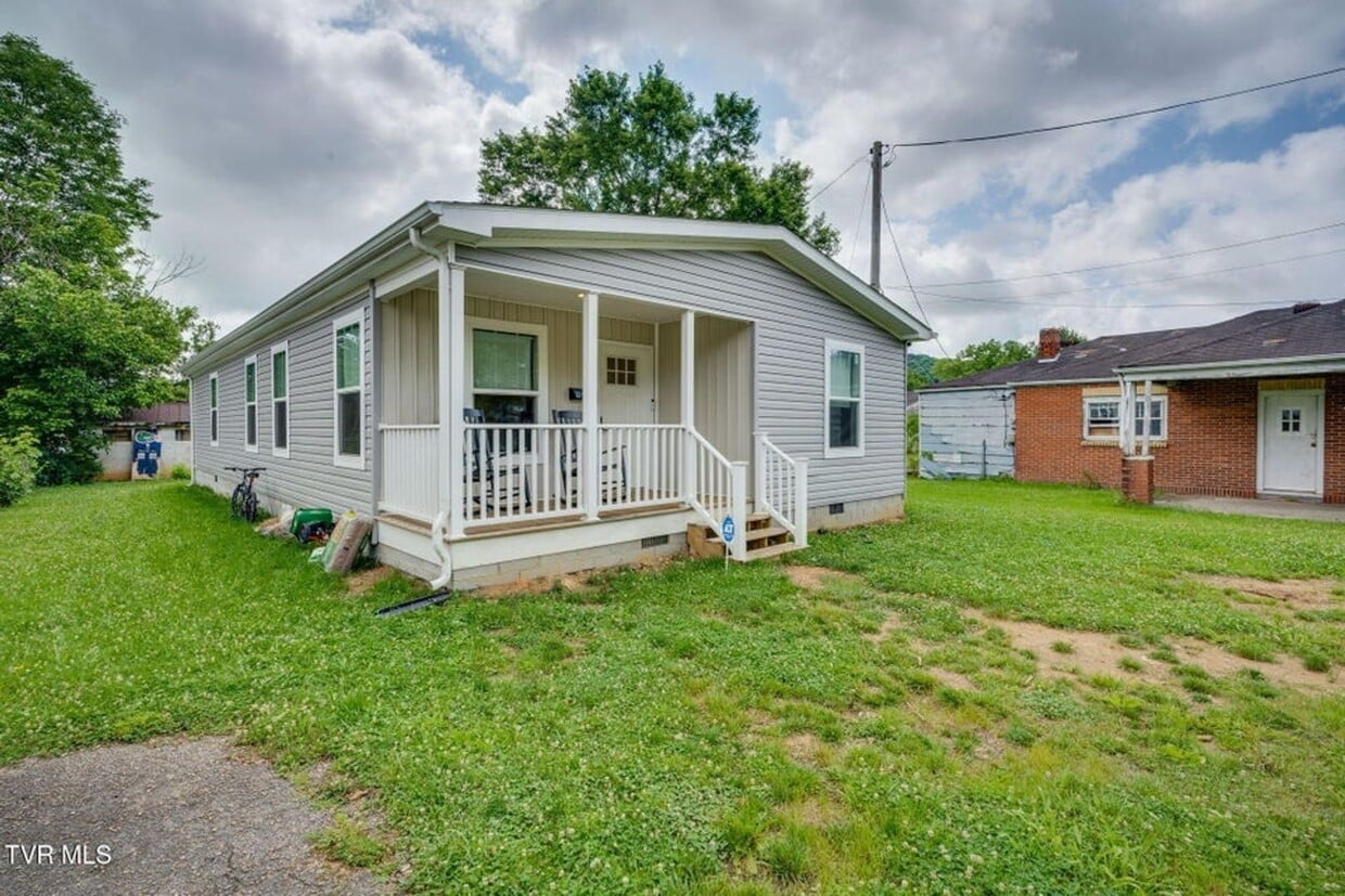 Primary Photo - Very nice home located less than 5 minutes...