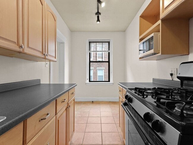 Building Photo - 64 Queensberry St