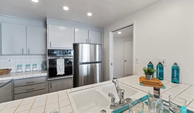 Building Photo - 700 E Ocean Blvd