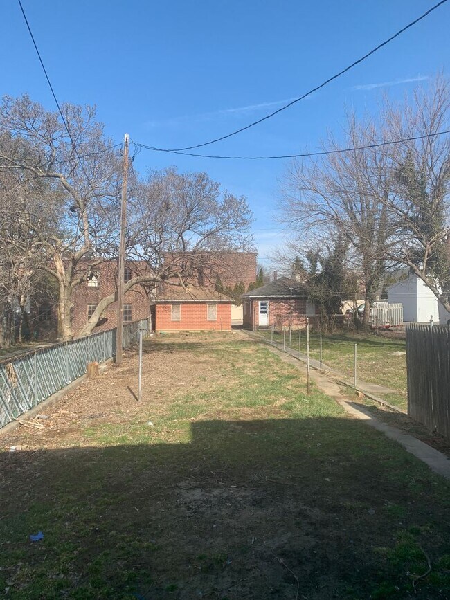 Building Photo - 1st Floor 1 Bedroom Large Yard West End Yo...