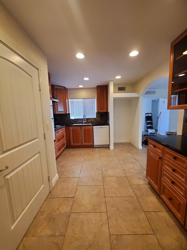 Foto del edificio - 2725 S Azalea Dr