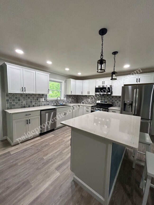 Building Photo - Stunning 4-bedroom, 2-bath Home with Attached Garage