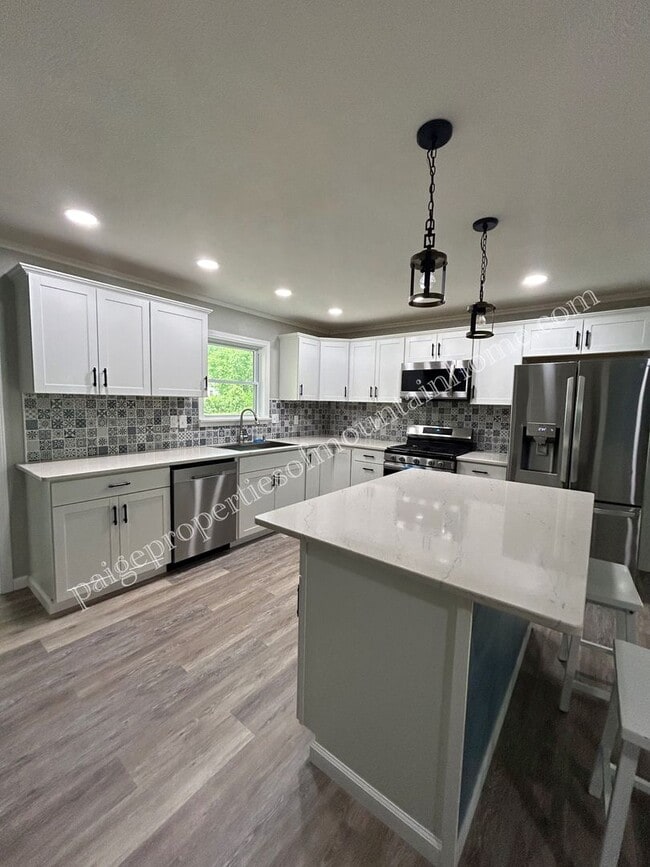 Foto del edificio - Stunning 4-bedroom, 2-bath Home with Attached Garage