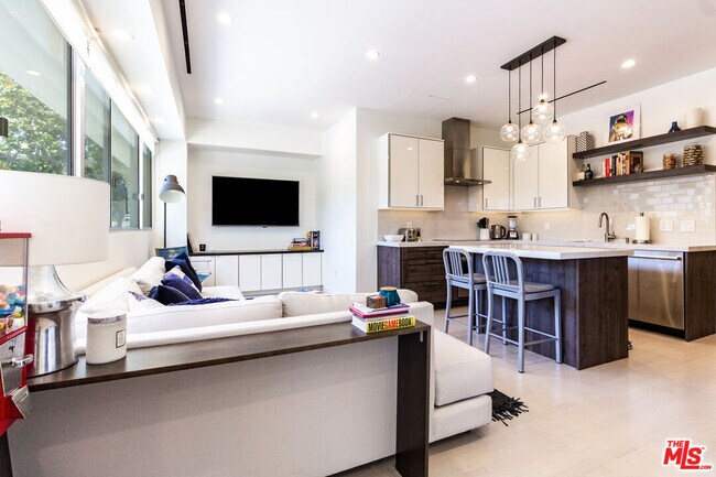 Building Photo - 838 N Doheny Dr