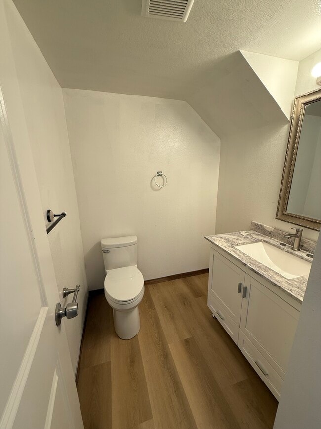 Building Photo - 324 Fischer St