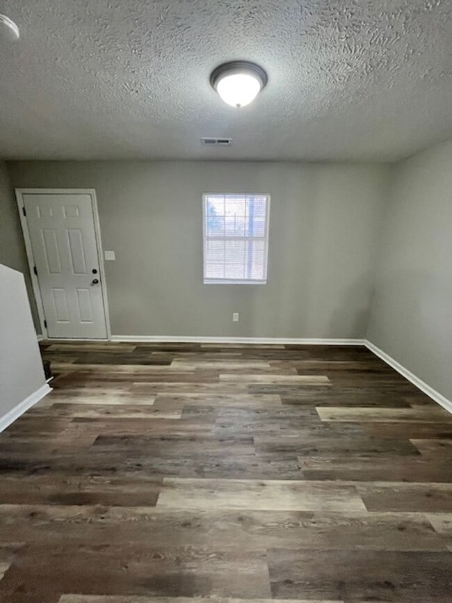 Building Photo - 2 Bedroom, 1.5 Bath Close to Berea College