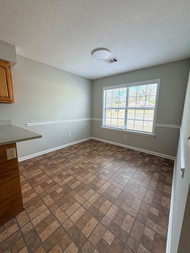 Building Photo - To Be Newly Renovated 3BR/2BA Duplex With Fenced Yard!