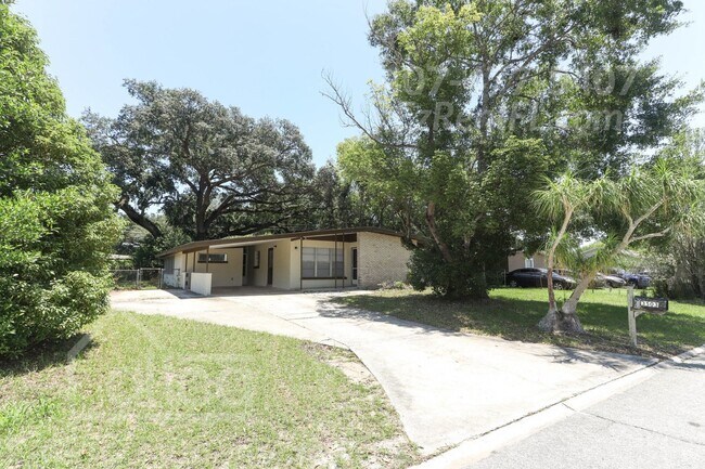 Building Photo - Charming 3/2 with Carport in Sanford