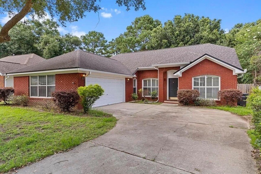 Primary Photo - 160 Sugar Plum Dr