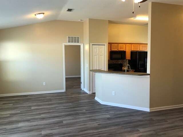 Building Photo - 3201 Ginny Lake Dr