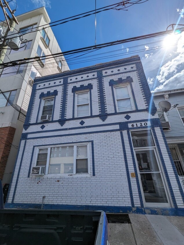 Primary Photo - 6120 Hudson Ave