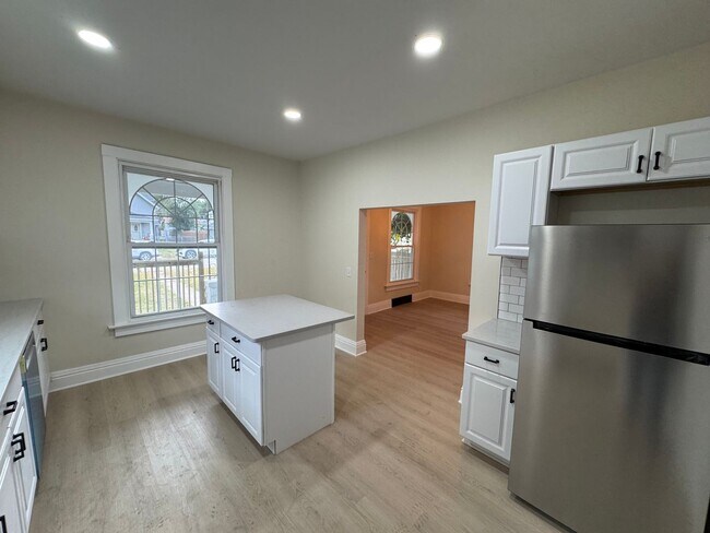 Building Photo - 4 bedroom with bonus room, 3 full bathroom...
