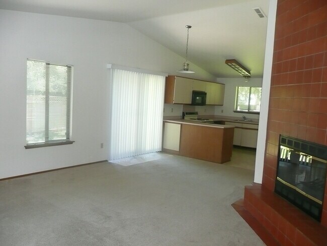 Building Photo - Spacious 2 Bedroom Duplex In Spanaway!