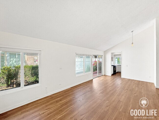 Foto del edificio - Charming 4BD/3BA 2-Story House in Spring Valley W/ W/D, A/C, Large Balcony, & Community Pool, Par...